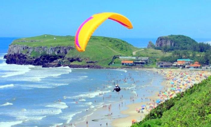Kitnet S1 Em Torres-Rs - Na Mais Bela Praia Gaucha - Cozinha - Banheiro - Ar Condicionado - Tv E Wi-Fi - Estacionamento - Anfitria Superhost No Bnb ภายนอก รูปภาพ